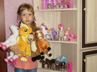 Участник №9. Олечка, 5 лет. Увлекается коллекционированием лошадок.