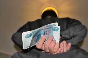 Астраханец заплатит крупный штраф за попытку дать 300 рублей полицейскому