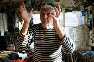 «Не путать с пошлостью». Художник-пенсионер из Лисок создал дома музей эротики