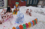 Лискинцы слепили из снега красивые фигуры