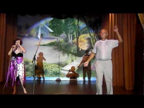 Концерт в Цюрупах. Оля и поэт Алексей Брянцев (16 июля 2011)
